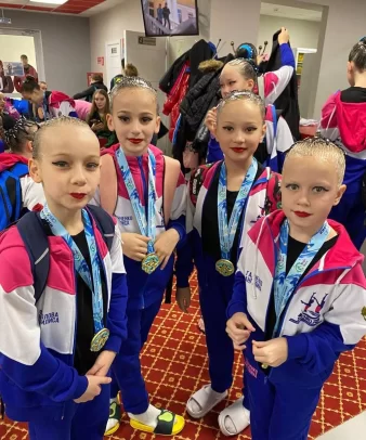 Костюмы для команды синхронного плавания